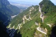 自駕車(chē)友想要挑戰(zhàn)的終極“天路”：張家界天門(mén)山公路